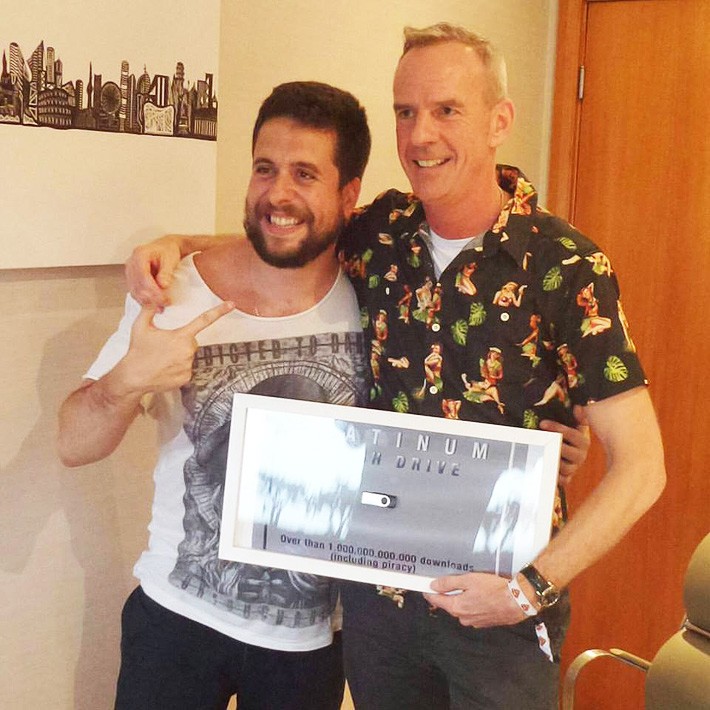 Mauricio-Meirelles-entrega-pen-drive-de-platina-para-Fatboy-Slim1-