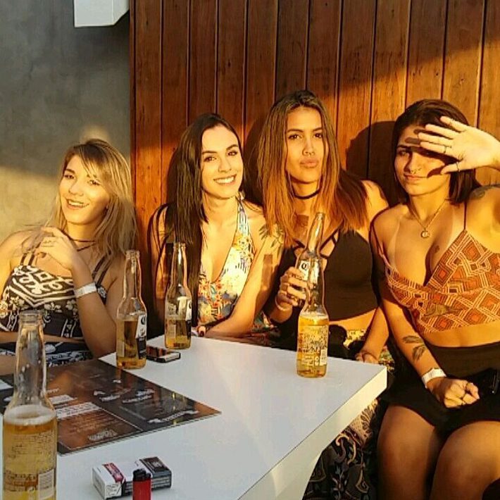 Gabriela Teixeira e amigas na Caza3