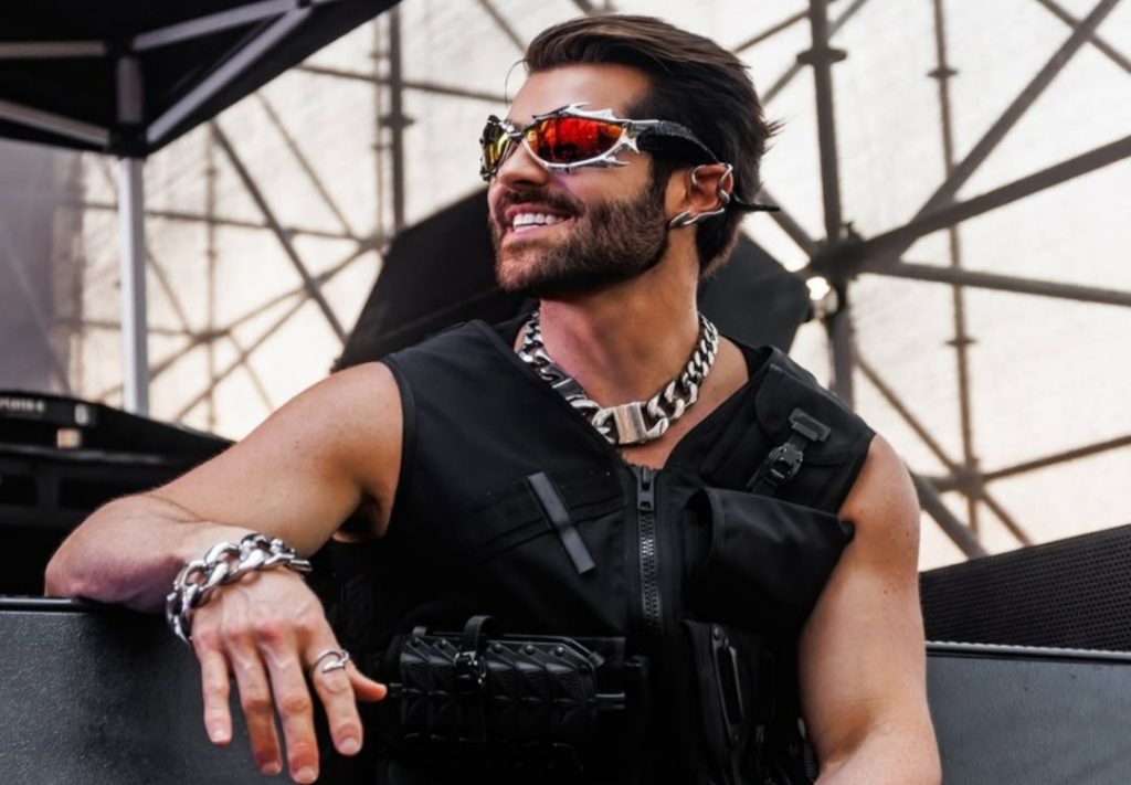 Alok leva imagem do Cristo Redentor ao céu de Copacabana