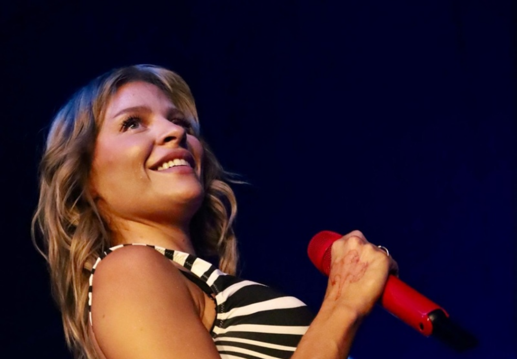 Luísa Sonza agita a Sapucaí com show no Camarote Mar em noite de estreia da Série Ouro