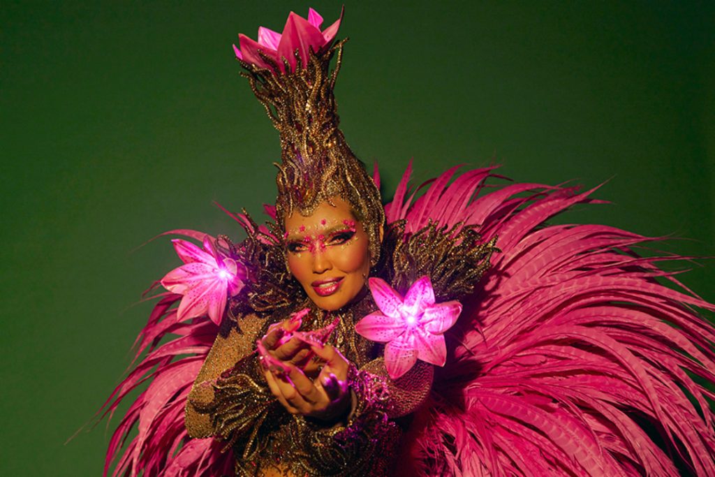 Karinah encerra desfile da Mangueira à frente do último carro alegórico