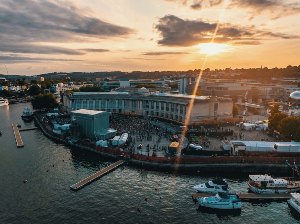 Faithless comemora 30 anos com show ao vivo