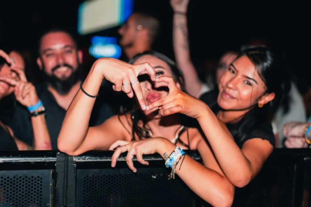 Série de festas sem celular do produtor da Geração Z de Boston, EUA