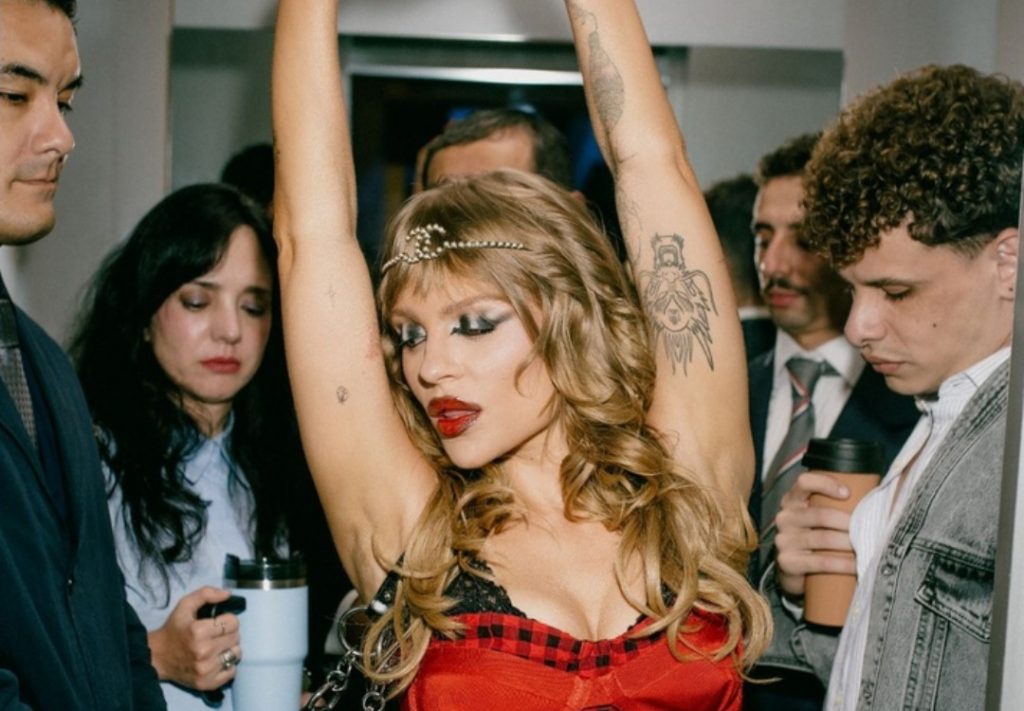 Luísa Sonza lança hoje o clipe de “Loira Gelada”