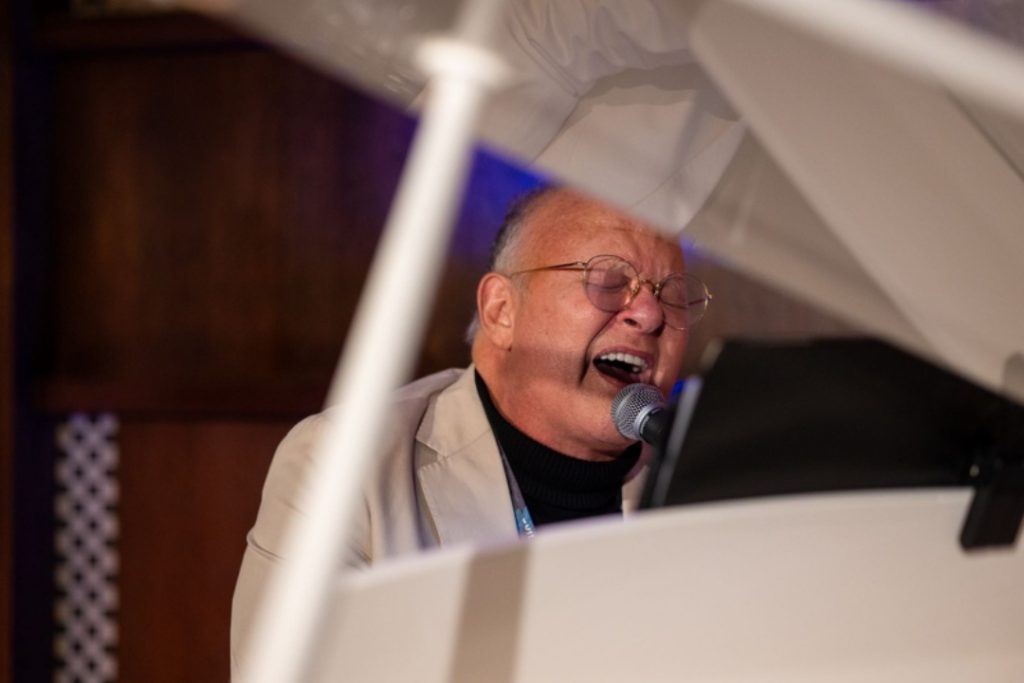 Guilherme Arantes recebe a Medalha UBC