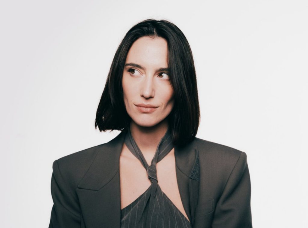 AMELIE LENS lança single ‘WHATEVER YOU DO’