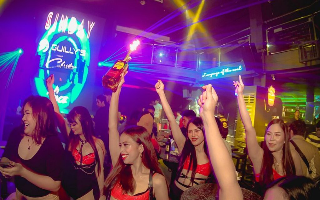 Geração Z redefine consumo de álcool e transforma a vida noturna