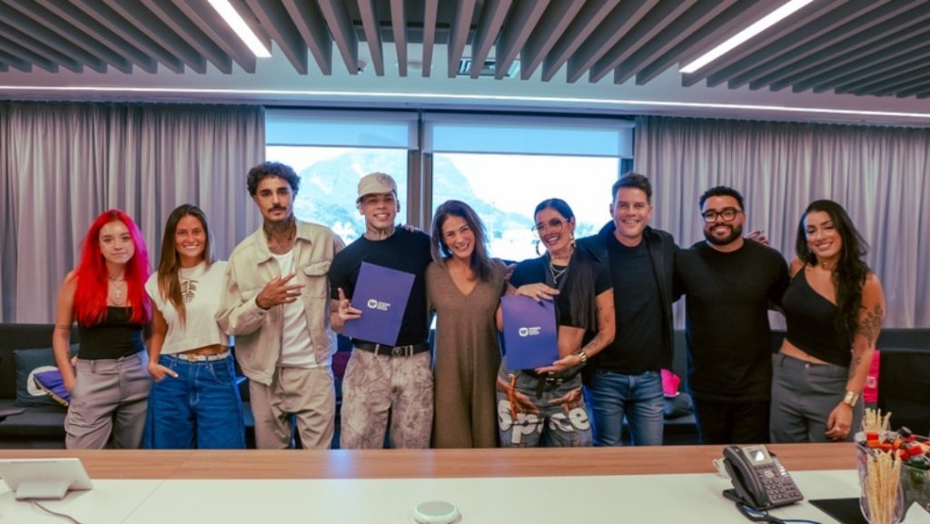 Warner Music Brasil anuncia assinaturas de Kew e MC Mari