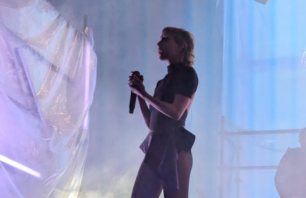 Lykke Li transforma a noite fria do C6 Fest 2026 em um ritual melancólico no Ibirapuera