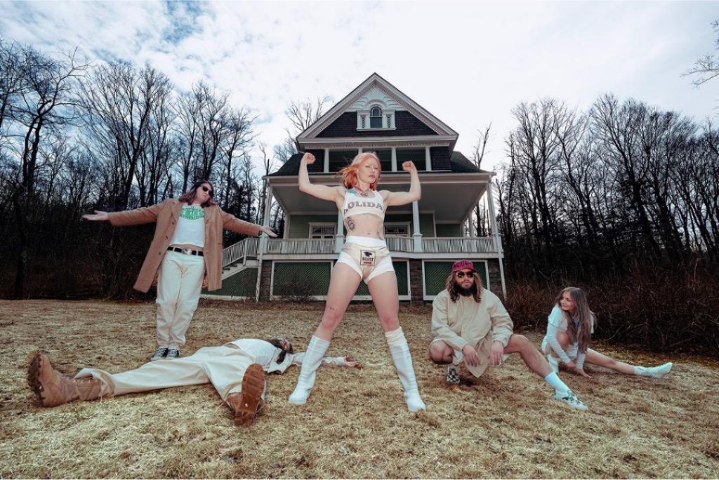 Wet Leg anuncia a edição deluxe do álbum moisturizer e lança o remix de “catch these fists”
