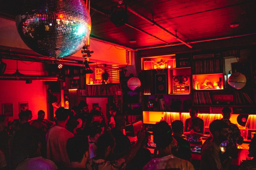 Café 1001 anuncia seu 25º aniversário e a turnê Euro Hi-Fi