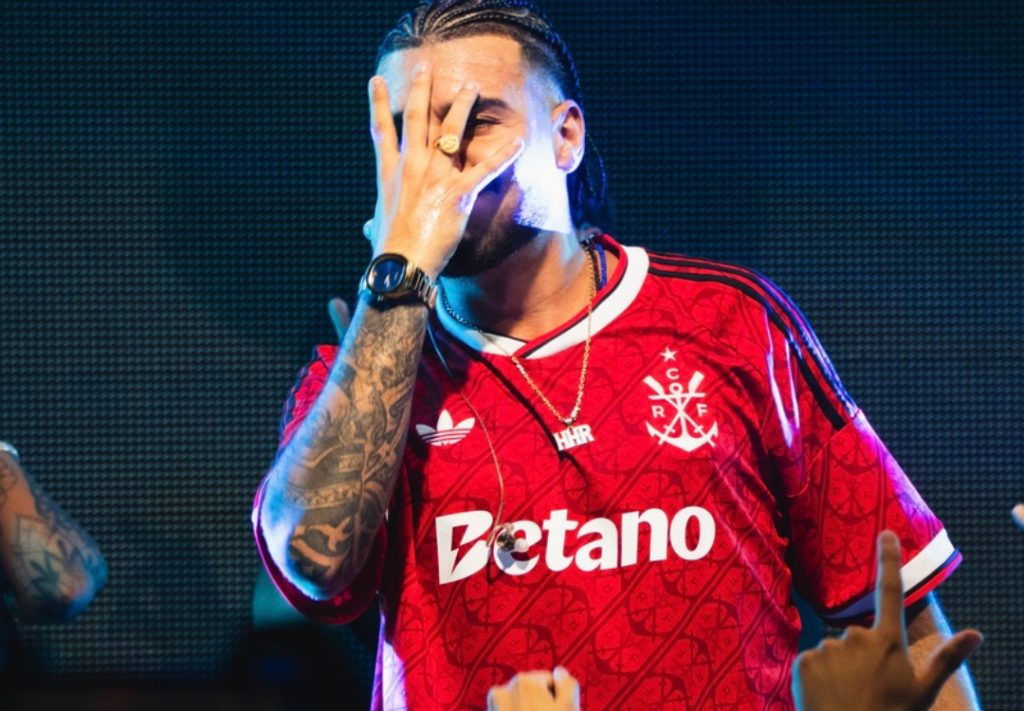 2ZDinizz faz show vestindo o novo Manto 3 do Flamengo