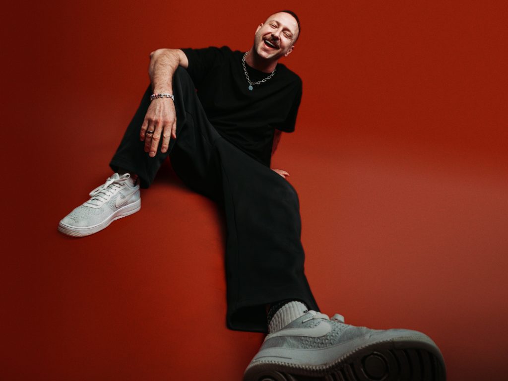 O alemão Marten Hørger apresenta o hino do ParookaVille 2026 – “Rave”