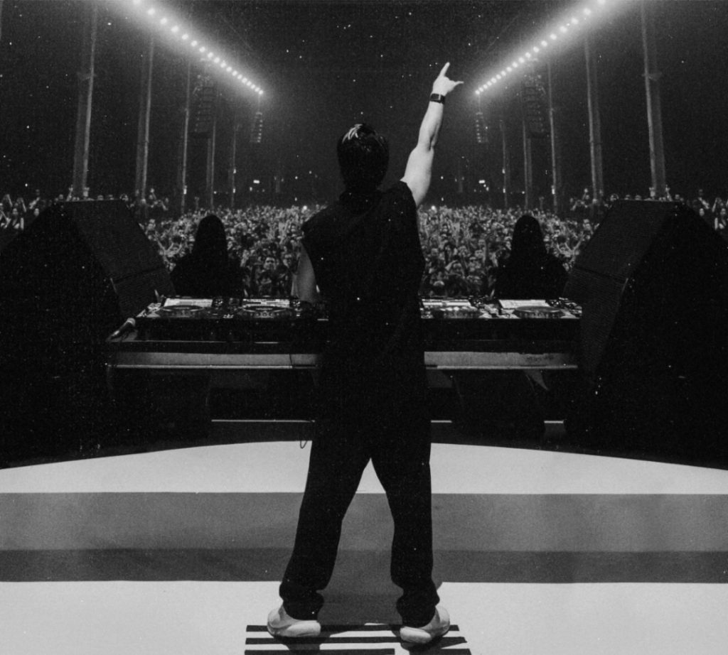 ZHU lança BLACK MIDAS DLXZZZ com as novas músicas “SUNDOWN” e “THE CALLING”