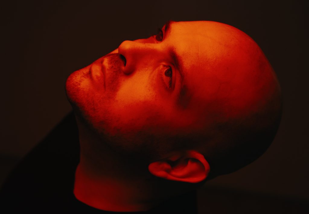 Victor Ruiz revela sua faceta mais livre e pessoal em “VICTOR”