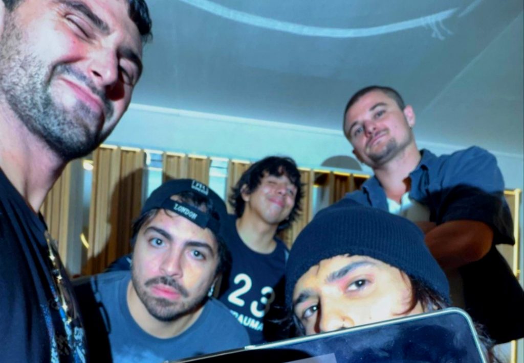 Fred again.. e LATIN MAFIA lançam mixtape criada ao vivo no YouTube