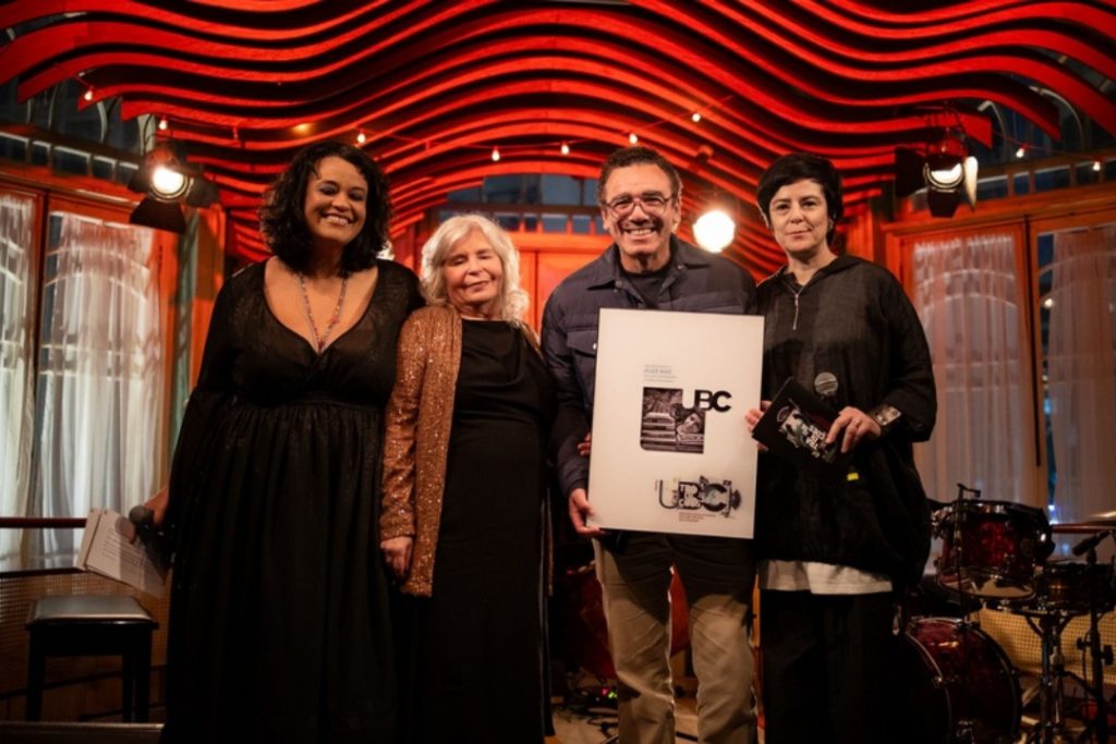 Alice Ruiz recebe o Troféu Tradições UBC