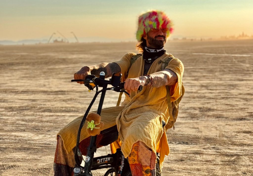 De volta ao Burning Man, Greggio comanda dois art cars celebrados