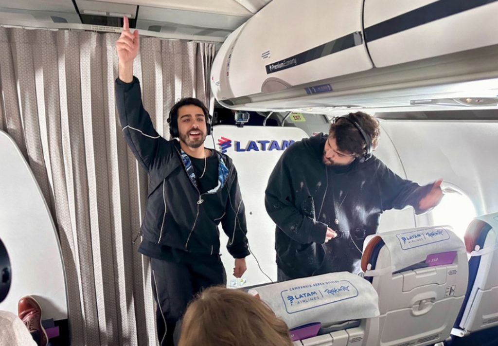 Em ação especial para o Rock in Rio, LATAM realiza show de Cat Dealers