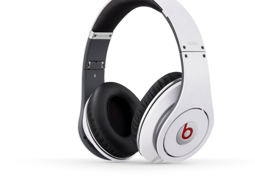 Fones de ouvido e música alta, atenção com perda auditiva