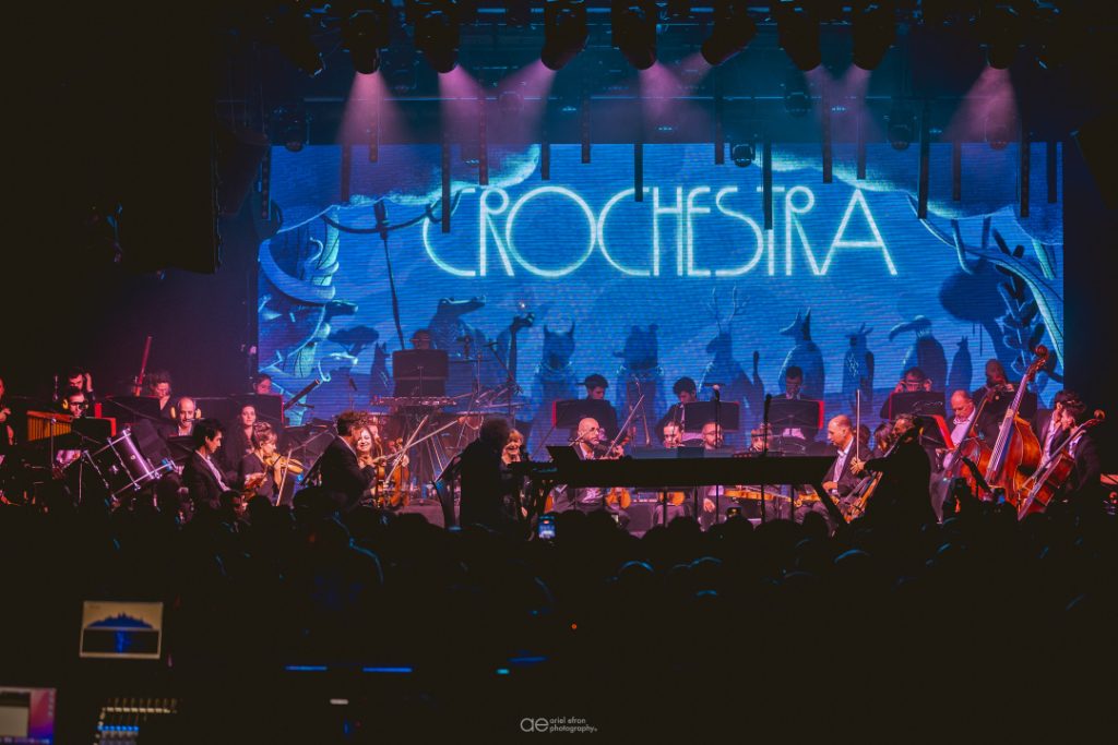 Crochestra estreia no Brasil com espetáculo de orquestra ao vivo e psytrance